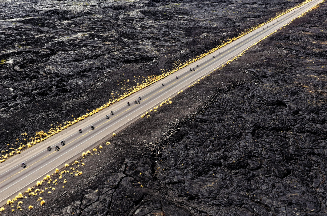 Fot. Ezra Shaw, "Racing Through Lava", 3. miejsce w  kat. Venues &amp; Views / World Sports Photography Awards 2026