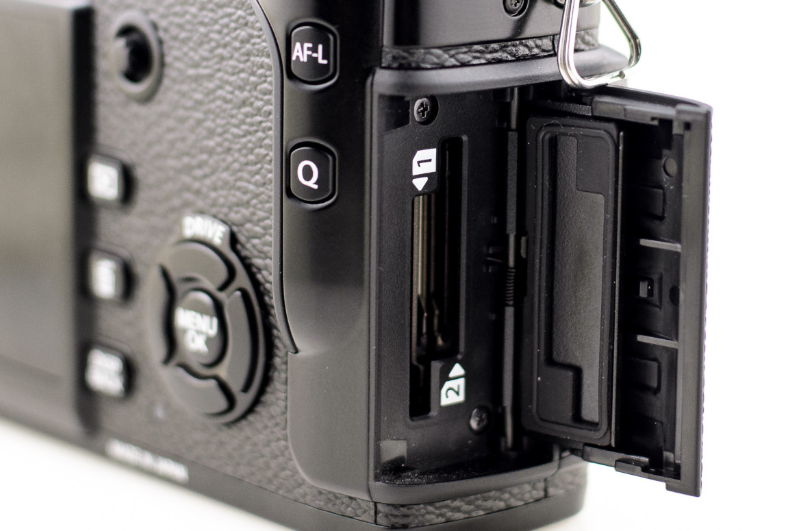 Fujifilm X-Pro2 - slot na dwie kary SD