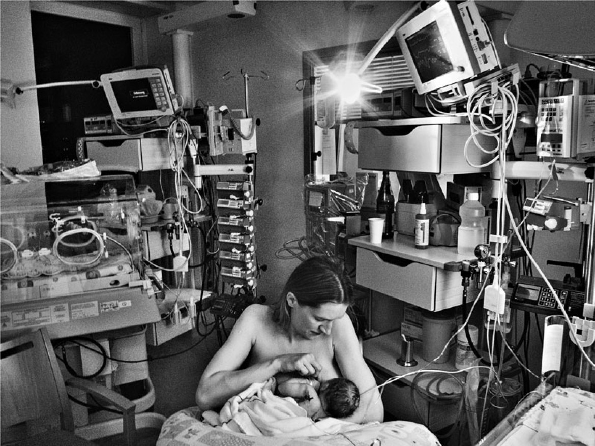 Bartek Wrześniowski (freelancer). Pierwsze karmienie Matyldy na oddziale intensywnej terapii, trzy godziny po porodzie.