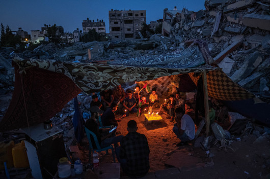 fot. Fatima Shbair, Palestinian Chidren in Gaza, nagroda WPP w okręgu azjatyckimPalestyńskie dzieci zbierają się ze świecami podczas kruchego zawieszenia broni w Beit Lahia, po proteście dzieci izraelskich dzieci przeciwko atakom na Gazę. Palestyna, 25 maja 2021 r.11-dniowy konflikt wybuchł 10 maja po napięciach związanych z  eksmisjami w spornej dzielnicy Sheikh Jarrah we Wschodniej Jerozolimie i starciach w kompleksie meczetu Al-Aksa – jednym z najświętszych miejsc islamu. Konflikt rozprzestrzenił się i objął inne dzielnice Izraela, stając się największym od czasu wojny w Strefie Gazy w 2014 roku. Wg UNICEF-u po konflikcie z 2021 rokuokoło 500 000 dzieci może potrzebować wsparcia psychologicznego.