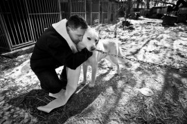 Łukasz Cynalewski, "Gazeta Wyborcza Poznań&#8221; Swarzędz. Animal pastor Tomasz Jaeschke (były ksiądz katolicki) błogosławi psy w schronisku dla zwierząt. 9 marca 2010