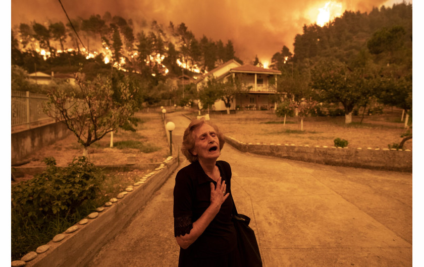 fot. Konstantinos Tsakalidis,Evia Island Wildfire, nagroda WPP w okręgu EuropejskimPanayiota Kritsiopi wydaje okrzyk rozpaczy, gdy pożar zbliża się do jej domu w wiosce Gouves na greckiej wyspie Evia, 8 sierpnia 2021 r. „W tym momencie krzyczałem nie tylko dla siebie, ale za całą wioskę - miała powiedzieć bohaterka zdjęcia. Koniec końców jej dom pozostał jednak nienaruszony.
Pożary na Evii - największej greckiej wyspie po Krecie - wybuchły w lipcu i sierpniu, po największej suszy, jakiej Grecja doświadczyła od 30 lat. Zapanowanie nad nimi zajęło służbom prawie dwa tygodnie.