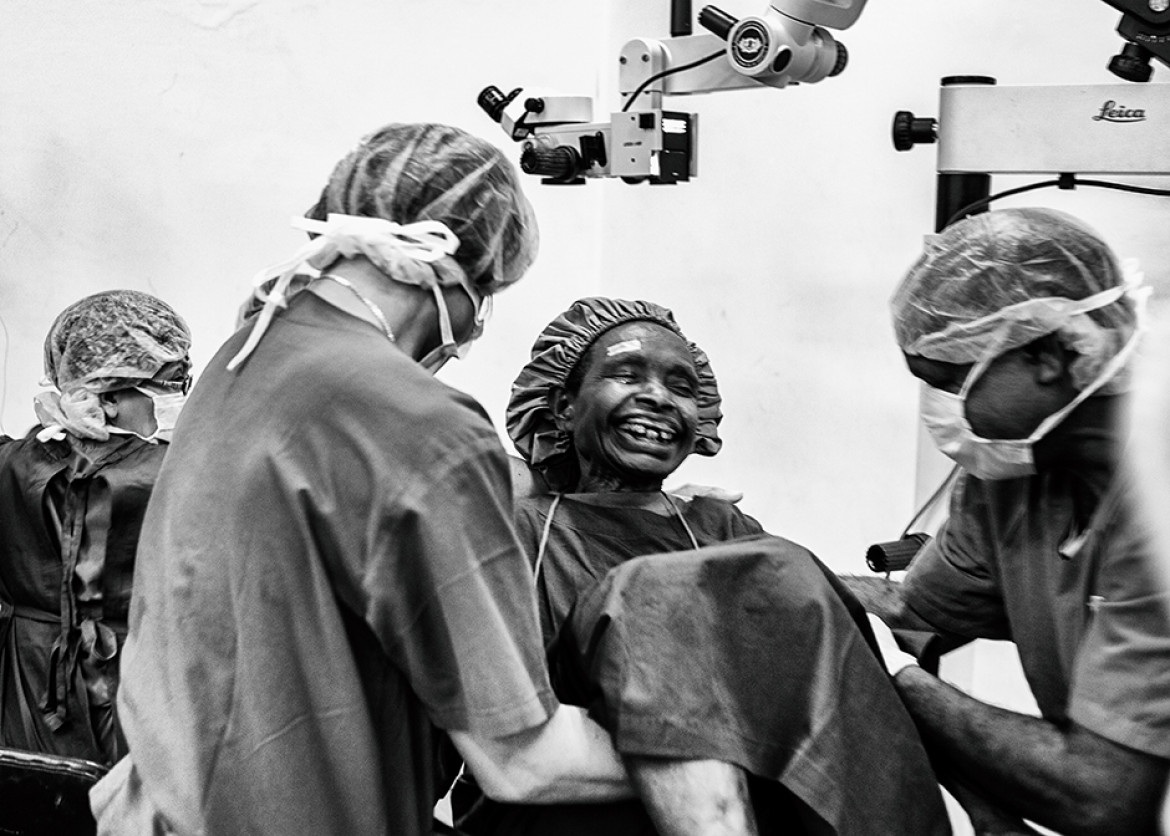 fot. Thaib Chaidar, .1 miejsce w kategorii reportażowej Open Award.<br></br><br></br> Seria dokumentuje darmowe operacje katarakty wśród mieszkańców Papui Nowej Gwinei. Jedną z pacjentek była Sorina Ullo, która po dziesięcioleciach cierpienia mogła wreszcie znów normalnei spojrzeć na świat.
