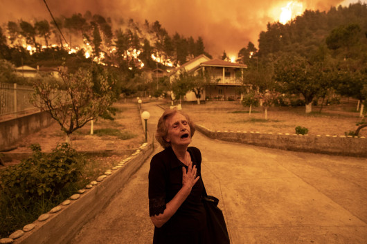 fot. Konstantinos Tsakalidis,Evia Island Wildfire, nagroda WPP w okręgu EuropejskimPanayiota Kritsiopi wydaje okrzyk rozpaczy, gdy pożar zbliża się do jej domu w wiosce Gouves na greckiej wyspie Evia, 8 sierpnia 2021 r. „W tym momencie krzyczałem nie tylko dla siebie, ale za całą wioskę - miała powiedzieć bohaterka zdjęcia. Koniec końców jej dom pozostał jednak nienaruszony.
Pożary na Evii - największej greckiej wyspie po Krecie - wybuchły w lipcu i sierpniu, po największej suszy, jakiej Grecja doświadczyła od 30 lat. Zapanowanie nad nimi zajęło służbom prawie dwa tygodnie.