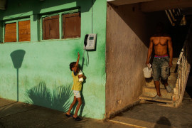 <b>Andrea Torrei, „La Libreta”, Trinidad, Kuba 2015.</b><p>

Wczesny ranek. By nakarmić bliskich, wiele rodzin musi korzystać z "la libreta" (kartek żywnościowych), systemu racjonowania żywności, ustanowionego w 1962 r.