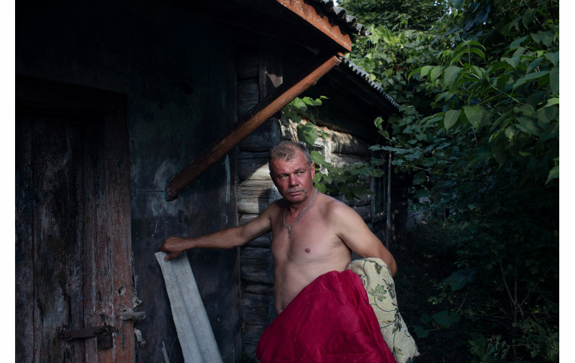 II miejsce w kategorii ŻYCIE CODZIENNE - fot. Maciek Nabrdalik, VII Photo
Ukraina. Życie codzienne mieszkańców zamkniętej strefy Czarnobyla i okolic. Szacuje się, że w wioskach tej strefy na stałe mieszka kilkadziesiąt osób. Bez bieżącej wody, większość bez prądu. Żyją z dala od cywilizacji, choć mieszkają w centrum światowej mapy „czarnej turystyki”. Na zdjęciu: Siergiej jest przewodnikiem po zamkniętej strefie. Mieszka we wsi Orane. Regularnie odwiedza wieś Kupowate, by pomóc je mieszkańcom w cięższych pracach fizycznych.
14–17 sierpnia 2018