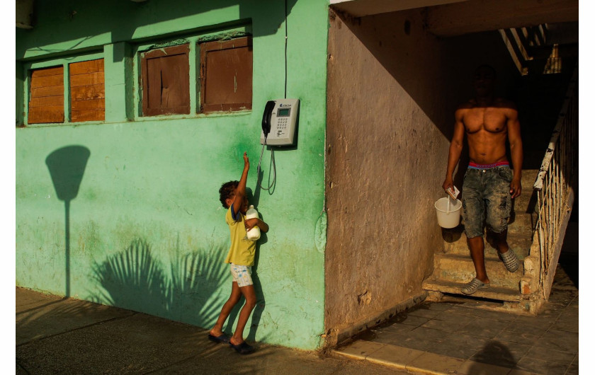 Andrea Torrei, „La Libreta”, Trinidad, Kuba 2015.

Wczesny ranek. By nakarmić bliskich, wiele rodzin musi korzystać z la libreta (kartek żywnościowych), systemu racjonowania żywności, ustanowionego w 1962 r.