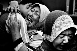 Wojciech Grzędziński, Napo Images. Indonezja. 30 września 2009 roku okolice miasta Padang nawiedziło trzęsienie ziemi. Najbardziej ucierpiały wysokie zabudowania miejskie i okoliczne wioski. Zginęło ponad 1100 osób, wielu do dziś nie udało się