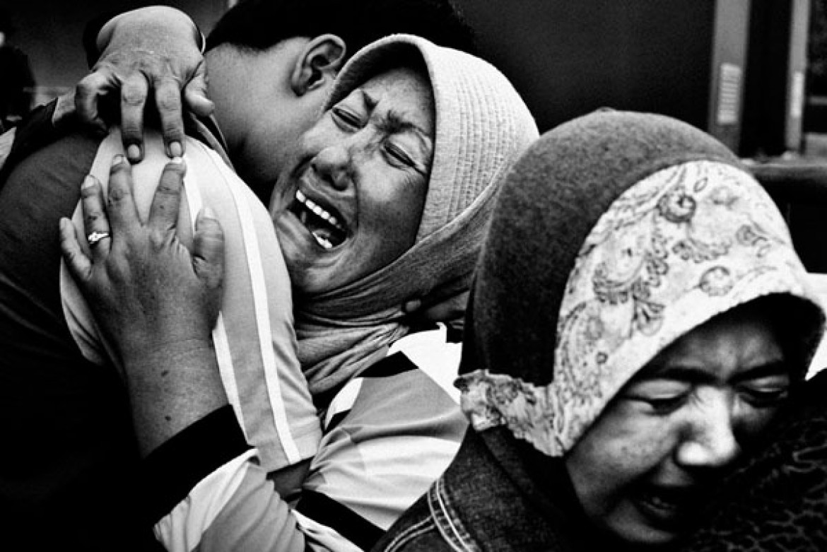 Wojciech Grzędziński, Napo Images. Indonezja. 30 września 2009 roku okolice miasta Padang nawiedziło trzęsienie ziemi. Najbardziej ucierpiały wysokie zabudowania miejskie i okoliczne wioski. Zginęło ponad 1100 osób, wielu do dziś nie udało się