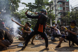 fot. Fotograf Anonimowy, "Slingshots", nagroda WPP w okręgu południowo-wschodniej Azji i Oceanii<br></br><br></br>Protestujący używają proc i innej własnoręcznie stworzone broni w starciu z siłami bezpieczeństwa w Birmie. <br></br><br></br>1 lutego 2021 r., na kilka godzin przed zaprzysiężeniem nowo wybranego parlamentu, przywódcy wojskowi dokonali zamachu stanu w Birmie. W całym kraju wybuchły ogromne protesty, które spotkały się z ostrymi represjami. Międzynarodowe organizacje i ONZ informowały, że wojsko strzelało ostrą amunicją do cywilnych demonstrantów i domów. Fotograf pozostaje anonimowy ze względu na bezpieczeństwo. Dzień przed wykonaniem tego zdjęcia zginęło 114 cywilów.