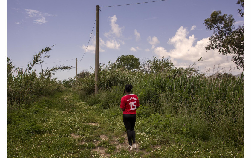 fot. Alessio Paduano Każdego roku wiele nigeryjskich kobiet przybywa do Włoch z obietnicą legalnej pracy, ale na miejscu są zmuszane do prostytucji. W ostatnich 3 latach wg Międzynarodowej Organizacji ds. Migracji liczba potencjalnych ofiar handlu ludźmi we Włoszech w celu wykorzystywania seksualnego wzrosła o 600%. Na zdjęciu powyżej Nigeryjka w ciąży w swojej sypialni w Castel Volturno na południu Włoch.