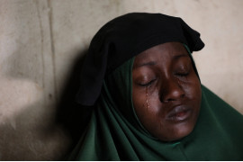 fot. Sodiq Adelakun, z cyklu "Afraid to go to school", nagroda w okręgu  afrykańskim.<br><br>


Aminah Labaran (nie jest to jej prawdziwe nazwisko) płacze w domu w Jangebe, w stanie Zamfara, w północno-zachodniej Nigerii, 27 lutego 2021 r., dzień po tym, jak uprowadzono jej dwie córki. Strzelcy, najwyraźniej należący do grupy bandytów, porwali w środku nocy 279 dziewcząt z dormitoriów rządowej szkoły średniej dla dziewcząt w tej miejscowości.
<br><br>


Porwania uczniów przez grupy islamistów i uzbrojone gangi nadal dotykają szkoły w Nigerii. Grupy te porywają uczniów, aby sprzeciwić się sekularyzacji Zachodu, zdobyć szybkie pieniądze dzięki okupom lub wytargować uwolnienie uwięzionych członków Boko Haram. W 2014 r. kampania #BringBackOurGirls doprowadziła do międzynarodowych protestów i szerszej dyskusji na ten temat. Jednak dziś porwania są kontynuowane bez uwagi międzynarodowych mediów. Według prezydenta Nigerii Muhammadu Buhariego ponad 12 milionów dzieci - w szczególności dziewczynek - przeżywa traumę i boi się chodzić do szkoły.