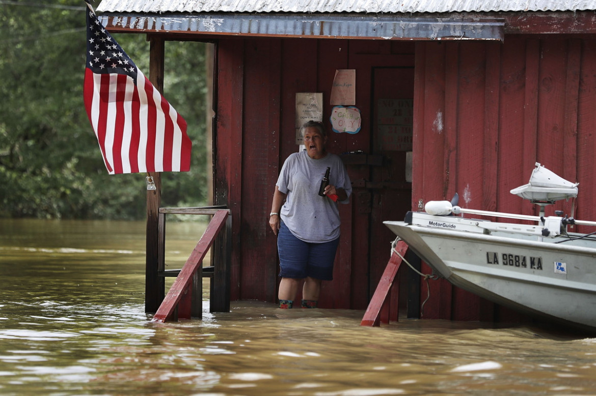 fot. Joe Raedle, USA. 2. miejsce w kategorii Wydarzenia Bieżące

"Louisiana Flooding" - historyczna powódź, spowodowana przez masywne opady deszczu spowodowała śmierć 13 osób i zniszczyła tysiące domów w niektórych częściach stanu Louisiana.