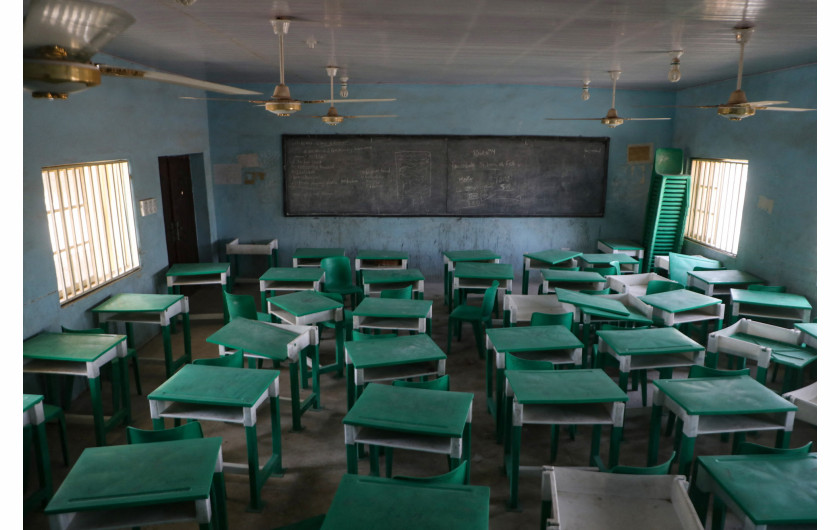 fot. Sodiq Adelakun, z cyklu Afraid to go to school, nagroda w okręgu  afrykańskim.


27 lutego 2021 r. Opustoszała klasa w Government Girls Secondary School w Jangebe, w stanie Zamfara, w północno-zachodniej Nigerii.
Porwania uczniów przez grupy islamistów i uzbrojone gangi nadal dotykają szkoły w Nigerii. Grupy te porywają uczniów, aby sprzeciwić się sekularyzacji Zachodu, zdobyć szybkie pieniądze dzięki okupom lub wytargować uwolnienie uwięzionych członków Boko Haram. W 2014 r. kampania #BringBackOurGirls doprowadziła do międzynarodowych protestów i szerszej dyskusji na ten temat. Jednak dziś porwania są kontynuowane bez uwagi międzynarodowych mediów. Według prezydenta Nigerii Muhammadu Buhariego ponad 12 milionów dzieci - w szczególności dziewczynek - przeżywa traumę i boi się chodzić do szkoły.