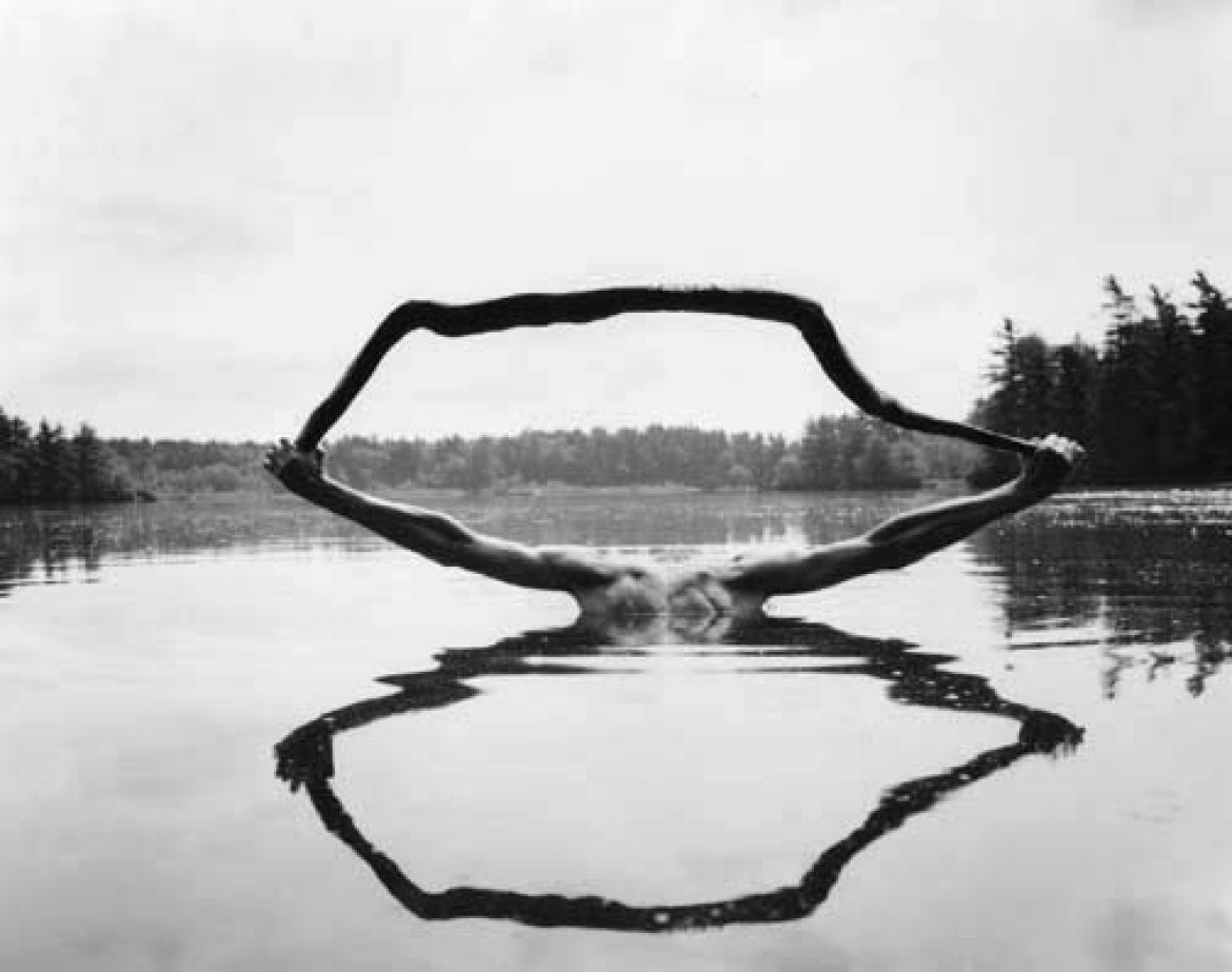 fot. Arno Rafael Minkkinen, Self-portrait, Fosters Pond, 1993