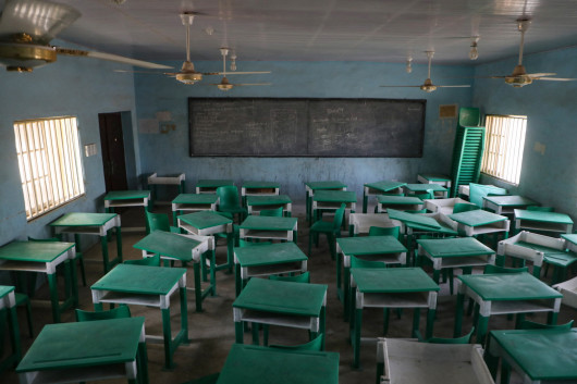 fot. Sodiq Adelakun, z cyklu Afraid to go to school, nagroda w okręgu  afrykańskim.


27 lutego 2021 r. Opustoszała klasa w Government Girls Secondary School w Jangebe, w stanie Zamfara, w północno-zachodniej Nigerii.
Porwania uczniów przez grupy islamistów i uzbrojone gangi nadal dotykają szkoły w Nigerii. Grupy te porywają uczniów, aby sprzeciwić się sekularyzacji Zachodu, zdobyć szybkie pieniądze dzięki okupom lub wytargować uwolnienie uwięzionych członków Boko Haram. W 2014 r. kampania #BringBackOurGirls doprowadziła do międzynarodowych protestów i szerszej dyskusji na ten temat. Jednak dziś porwania są kontynuowane bez uwagi międzynarodowych mediów. Według prezydenta Nigerii Muhammadu Buhariego ponad 12 milionów dzieci - w szczególności dziewczynek - przeżywa traumę i boi się chodzić do szkoły.