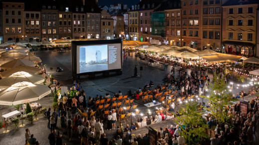 Nadchodzi Noc Fotografii w Muzeum Warszawy - wielkoformatowe projekcje zdjęć i filmów na terenie Starego Miasta