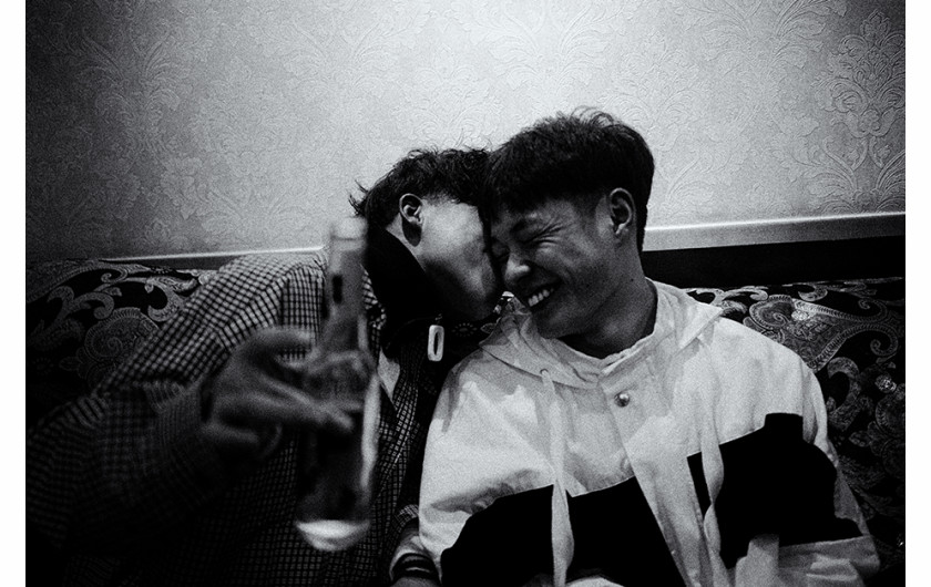 fot. Jinghan Tu, Fanghua - Moments in Our Youthful Days, 1. miejsce w kategorii reportażowej Next Generation Award.Cykl dokumentuje zdarzenia i ulotne chwile z życia młodych ludzi w Chinach.