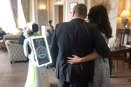 Na tym ślubie zdjęcia robił robot. Czy przyszłość będzie potrzebować fotografów ślubnych?