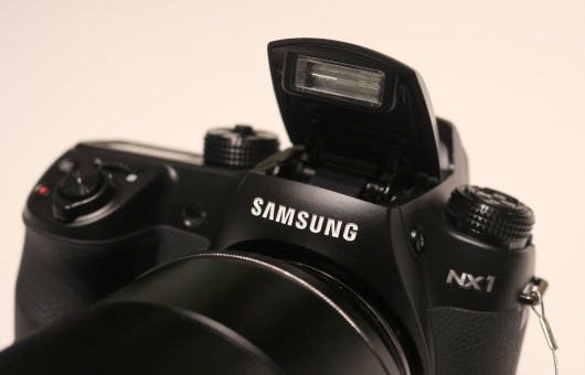 flagowy bezlusterkowiec Samsunga został wyposażony we wbudowaną lampę błyskową