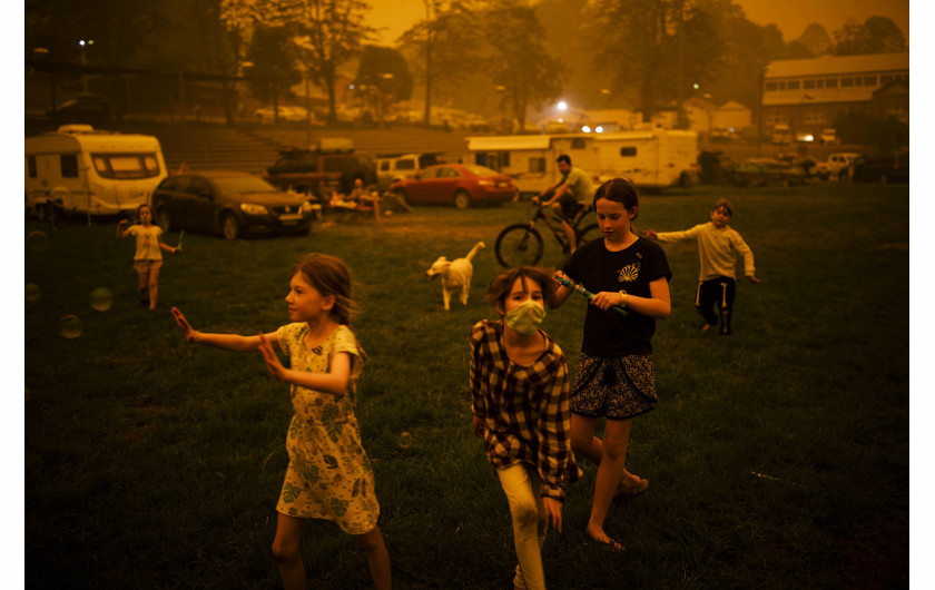 fot. Sean Davey / Agence France Presse, Bushfire Evacuation Center. 2. nagroda kategorii Contemporary Issues Niecodzienny sylwester. Abigail Ferris bawi się z przyjaciółmi w tymczasowym centrum ewakuacyjnym w Bega w Australii, 31 grudnia 2019 roku. Abigail w raz z rodziną została ewakuowana z pobliskiego campingu w związku z pożarami lasów.