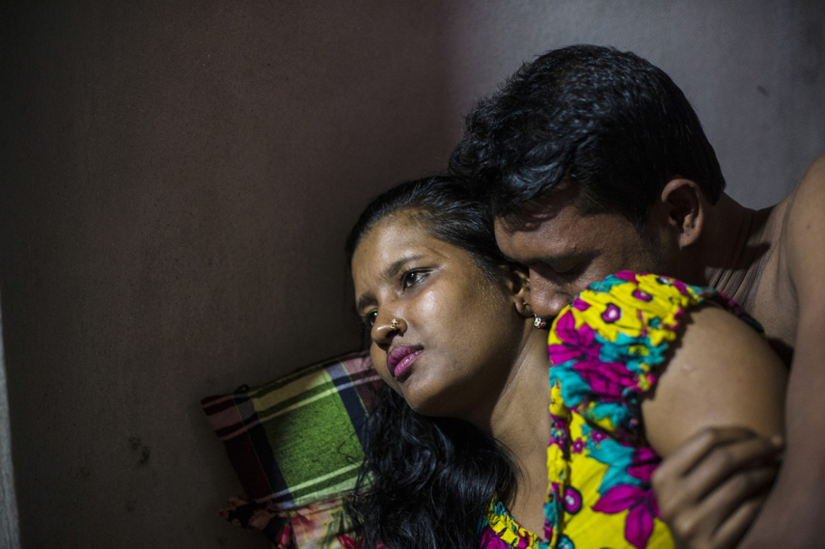 fot. Sandra Hoyn, Niemcy. 1. miejsce w kategorii Życie Codzienne.

"The Longing of the Others" - Dom publiczny Kandapara w dzielnicy Tangail, będąc czynnym od około 200 lat należy do najstarszych w Bangladeszu. W tamtejszej "dzielnicy czerwonych latarni" żyje około 700 prostytutek, wiele z nich wychowuje tam swoje dzieci. Wiele z nich tam też się urodziło. W dzielnicy obowiązują odmienne prawa i hierarchie niż poza jej granicami. Oficjalnie, aby zajmować się prostytucją w Bangladeszu trzeba mieć 18 lat. Wiele "nowicjuszek" ma jednak od 12-14 lat. To najniebezpieczniejszy okres ich pracy. Pozbawione praw, pieniędzy i możliwości wyjścia na zewnątrz podlegają opiece swojej "madam" dopóki nie spłacą swojego "długu". Jednak nawet gdy uregulują swoje zobowiązania, w obawia przed publicznymi szykanami postanawiają pozostać w domach publicznych i stamtąd finansowo wspierać swoich bliskich.