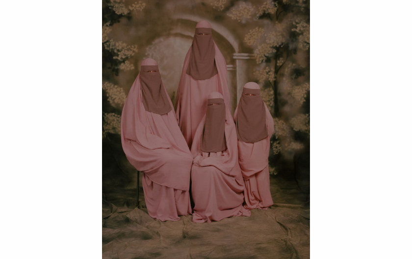 
Jaimy Gail, „Różowy Niqab”, Normaal Doen

Każda istota ludzka ma (pod)świadome wyczucie co jest społecznie akceptowane - co jest normalnym zachowaniem, a co nie. Wykorzystuję fotografię - medium mocno związane z obecnym sposobem  komunikowania się, do kwestionowania tego stanu. Badam, gdzie przebiega granica społecznej akceptacji, i otwartości na to co nieznane. 