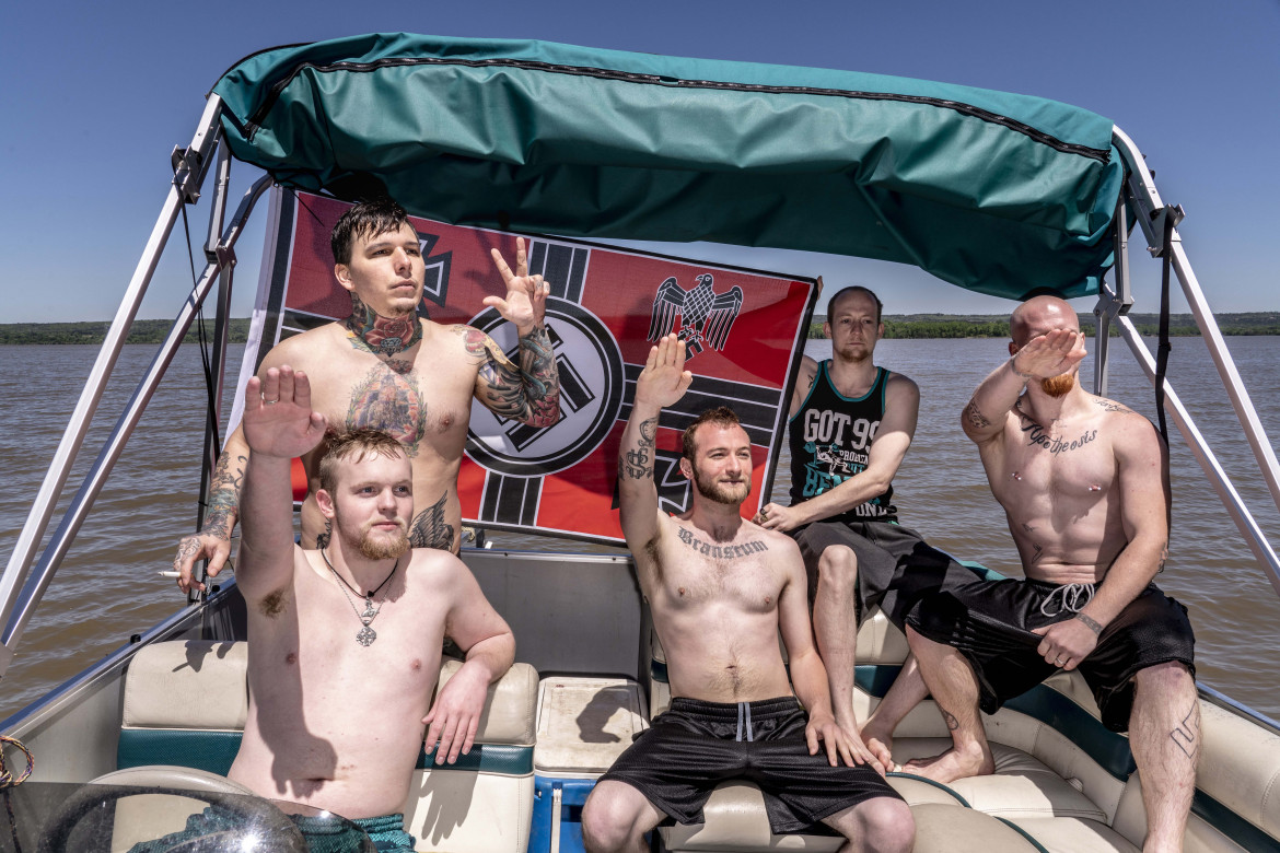 fot. Mark Peterson / Redux Images dla New York Times, "Hitler’s Birthday / Easter Weekend". 3. nagroda w kategorii Contemporary Issues<br></br><br></br>Jak podaje badanie przeprowadzone przez Center for Strategic and International Studies w ostatniej dekadzie zarówno w Europie, jak i USA znacznie wzrosła liczba osób identyfikujących się ultraprawicowymi ruchami ekstremistycznymi. Na zdjęciu członkowie neonazistowskiej grupy Shield Wall Network świętują urodziny Hitlera na jeziorze Dardanelle w Arkansas.
