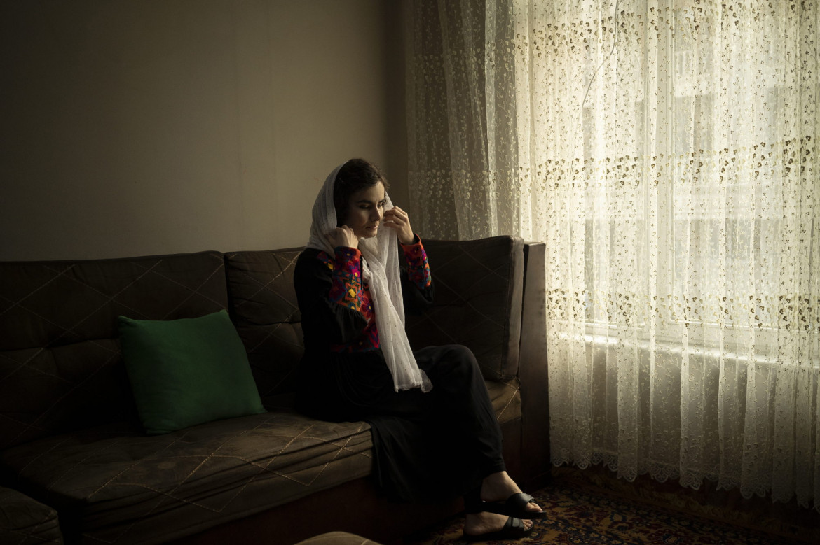 fot. Bram Janssen, z cyklu "The Cinema of Kabul", nagroda w okręgu azjatyckim

<br><br> 

Asita Ferdous, dyrektorka rządowego kina Ariana w Kabulu, Afganistan, siedzi w domu 10 listopada 2021 roku, prawie trzy miesiące po tym, jak talibowie nakazali kobietom zatrudnionym w administracji państwowej nie opuszczać miejsc pracy. 

<br><br> 


Kultura również może stać się ofiarą wojny. Po przejęciu władzy w Afganistanie przez talibów w sierpniu 2021 roku należące do rządu kino Ariana w Kabulu pozostało zamknięte, a jego pracownicy czekali na odpowiedź, czy talibowie pozwolą na wyświetlanie filmów. Pracownicy płci męskiej nadal przychodzą codziennie do pracy w nadziei, że w końcu otrzymają wynagrodzenie, ale Asita Ferdous - pierwsza kobieta dyrektor kina - nie została wpuszczona do środka. Na początku 2022 roku kino pozostało zamknięte, a kobietom nie wolno już było w nim pracować.