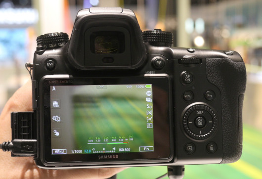 Samsung NX1 został wyposażony w 3-calowy ekran