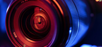 Jaki obiektyw do filmowania aparatem? Podpowiadamy, które modele najlepiej sprawdzą się w realizacjach wideo [PORADNIK]