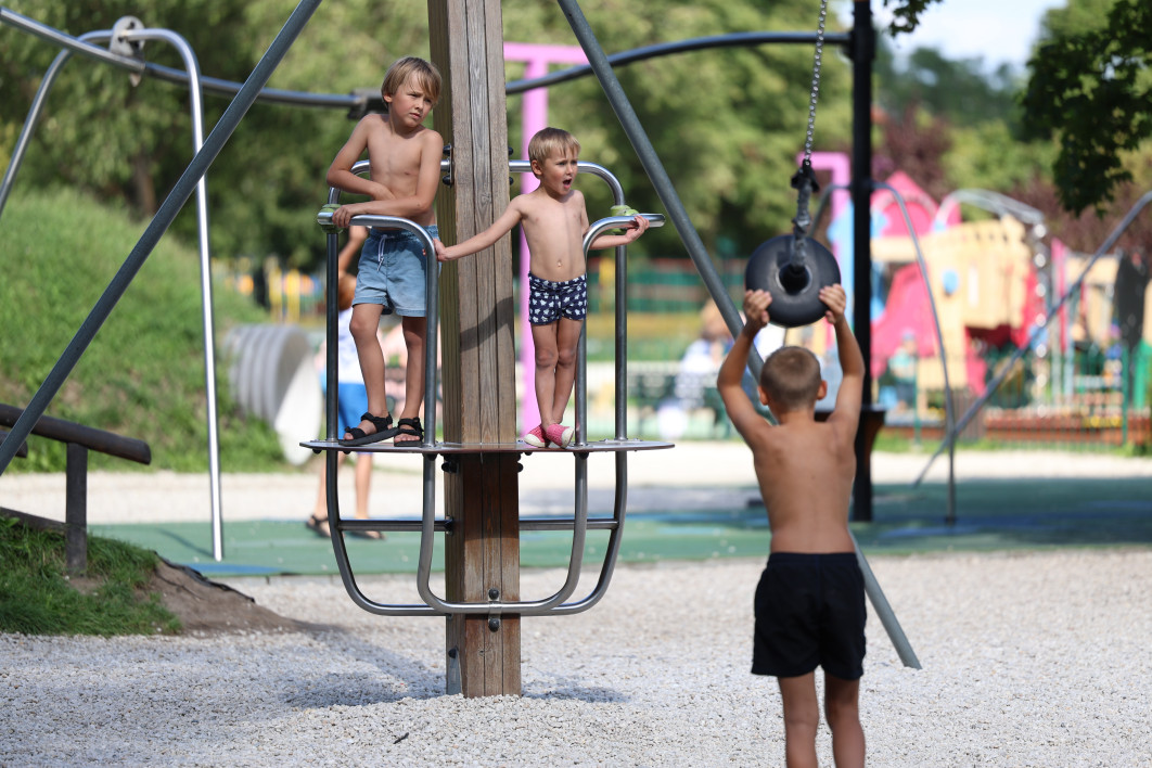1/800 s, f/2.8, ISO 100, 200.0 mm