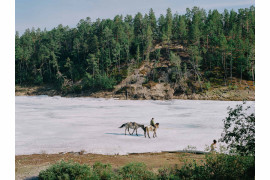 fot. Nanna Heitmann, z cyklu "As Frozen Land Burns", nagroda w okręgu europejskim


<br><br>

Ludzie spacerują wzdłuż lodowca Buluus, który leży w głębokiej dolinie około 100 km od Jakucka i jest popularnym miejscem odpoczynku w miesiącach letnich, gdy temperatury w stolicy sięgają 30 stopni Celsjusza. Sacha, Rosja, 16 czerwca 2021 r.

<br><br>

Sacha, znana również jako Jakucja, rozciągająca się na obszarze ponad trzech milionów kilometrów kwadratowych na dalekim północnym wschodzie Federacji Rosyjskiej, doświadczyła w 2021 r. niszczycielskich pożarów, poważnego zanieczyszczenia dymem i topnienia wiecznej zmarzliny. Według danych Greenpeace Rosja do połowy sierpnia pożary spustoszyły ponad 17,08 mln hektarów - to więcej niż obszary spalone przez pożary w Grecji, Turcji, Włoszech, USA i Kanadzie razem wzięte. Program Monitorowania i Oceny Arktyki donosi, że Arktyka ogrzewa się szybciej niż wynosi średnia światowa.