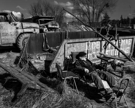 Grand Press Photo 2022 - Kategoria: Young Poland - Stories. I miejsce – Mikołaj Tomczak, Akademia Sztuki w Szczecinie. Roman jest 66-letnim mechanikiem samotnie mieszkającym w zrujnowanym domu na dużej działce. Czas poświęca na pracę przy swoich samochodach, łowieniu ryb i rozmyślaniu.
