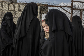 fot. Alessio Mamo, "Russian Mother and her Child at Al-Hol Refugee Camp". 2. nagroda w kategorii General News<br></br><br></br>Kobiety odegrały dużą rolę Obóz dla uchodźców Al-Hol był domem dla dziesiątek tysięcy osób w czasie wojny z ISIS, w tym dla wielu kobiet i dzieci prawdopodobnie powiązanych z bojownikami Państwa Islamskiego. Większość krajów zachodnich odmawiała im azylu, powołując się na względy bezpieczeństwa. Na zdjęciu kobieta z dzieckiem oczekująca na przyjęcie w obozowym szpitalu.