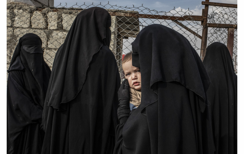 fot. Alessio Mamo, Russian Mother and her Child at Al-Hol Refugee Camp. 2. nagroda w kategorii General NewsKobiety odegrały dużą rolę Obóz dla uchodźców Al-Hol był domem dla dziesiątek tysięcy osób w czasie wojny z ISIS, w tym dla wielu kobiet i dzieci prawdopodobnie powiązanych z bojownikami Państwa Islamskiego. Większość krajów zachodnich odmawiała im azylu, powołując się na względy bezpieczeństwa. Na zdjęciu kobieta z dzieckiem oczekująca na przyjęcie w obozowym szpitalu.