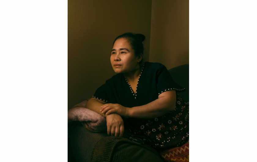 fot. Ismail Ferdous, z cyklu The People who Feed the United States, nagroda w okręgu północnoamerykańskim




 

Aye Sway, członkini grupy etnicznej Karenów, która doświadczyła prześladowań ze strony rządu Myanmaru, sfotografowana w domu w Omaha, Nebraska, USA, 2 marca 2021 r. Przed przeprowadzką do USA w 2018 r. mieszkała w obozie dla uchodźców w Tajlandii. W czasie wybuchu epidemii COVID-19 pracowała w zakładzie przetwórstwa kurczaków w Lincoln w stanie Nebraska, ale mówi, że bała się iść do pracy, ponieważ tak wielu jej znajomych ciężko zachorowało. 

  

W skali kraju imigranci w USA stanowią 37% siły roboczej w przemyśle mięsnym. Podczas pandemii COVID-19 zakłady mięsne pozostały otwarte, ponieważ uznano je za infrastrukturę krytyczną. Koronawirus szybko rozprzestrzeniał się w branży, w której pracownicy pracowali blisko siebie. Badanie przeprowadzone przez amerykańską organizację Environmental Working Group wykazało, że w hrabstwach, w których istniały zakłady mięsne lub w ich pobliżu, odnotowano dwukrotnie wyższy od średniej krajowej odsetek zakażeń wirusem COVID-19.