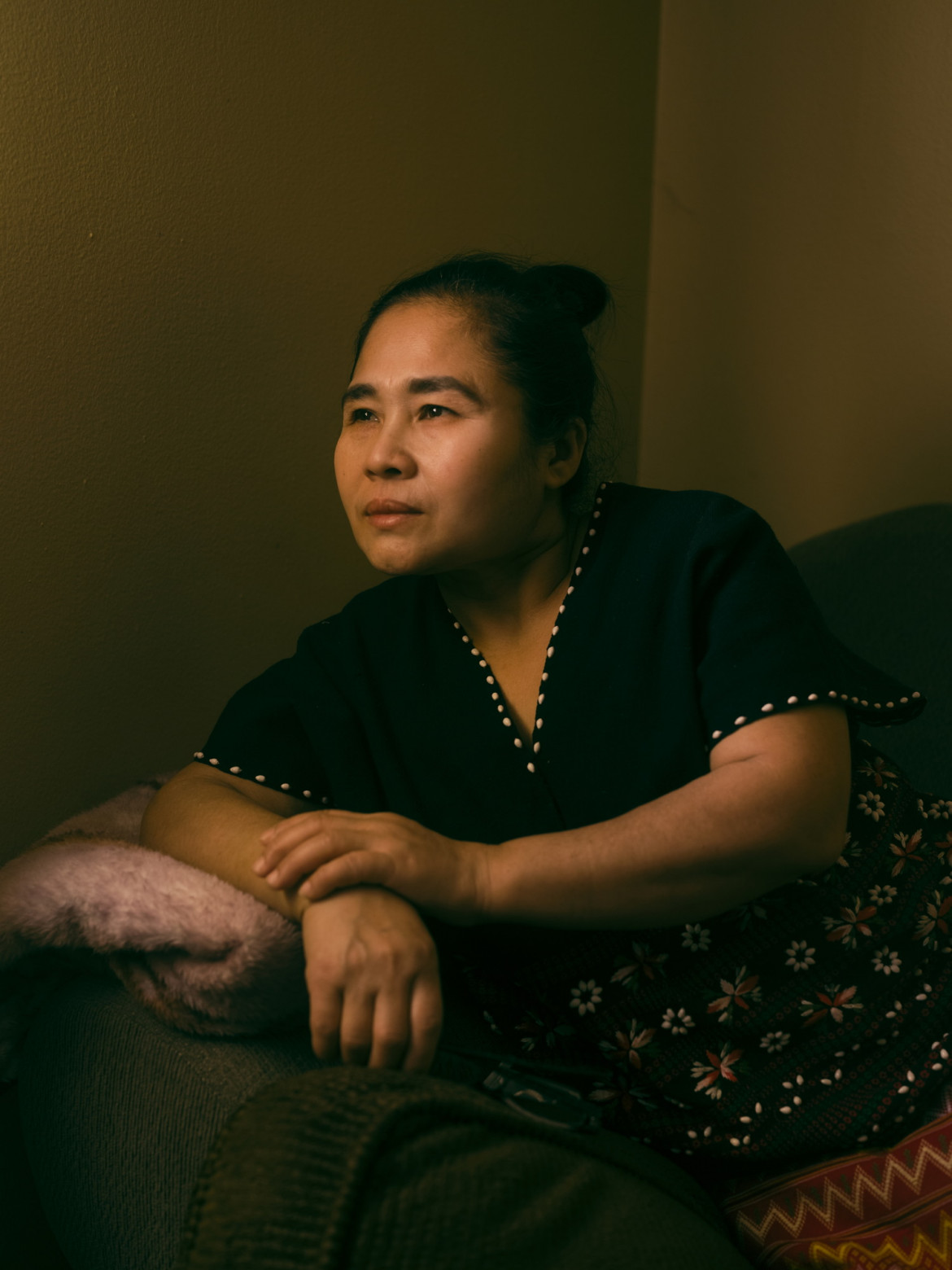 fot. Ismail Ferdous, z cyklu "The People who Feed the United States", nagroda w okręgu północnoamerykańskim




<br> <br>

Aye Sway, członkini grupy etnicznej Karenów, która doświadczyła prześladowań ze strony rządu Myanmaru, sfotografowana w domu w Omaha, Nebraska, USA, 2 marca 2021 r. Przed przeprowadzką do USA w 2018 r. mieszkała w obozie dla uchodźców w Tajlandii. W czasie wybuchu epidemii COVID-19 pracowała w zakładzie przetwórstwa kurczaków w Lincoln w stanie Nebraska, ale mówi, że bała się iść do pracy, ponieważ tak wielu jej znajomych ciężko zachorowało. 

<br> <br> 

W skali kraju imigranci w USA stanowią 37% siły roboczej w przemyśle mięsnym. Podczas pandemii COVID-19 zakłady mięsne pozostały otwarte, ponieważ uznano je za infrastrukturę krytyczną. Koronawirus szybko rozprzestrzeniał się w branży, w której pracownicy pracowali blisko siebie. Badanie przeprowadzone przez amerykańską organizację Environmental Working Group wykazało, że w hrabstwach, w których istniały zakłady mięsne lub w ich pobliżu, odnotowano dwukrotnie wyższy od średniej krajowej odsetek zakażeń wirusem COVID-19.