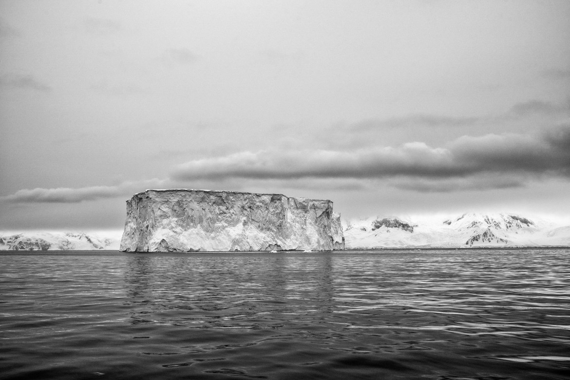 I miejsce w kategorii ŚRODOWISKO - fot. Maciej Jabłoński, F11 – Studio
Antarktyda. Reportaż powstał podczas antarktycznego rejsu jesienią 2018 roku, autor był członkiem załogi S/Y Selma Expeditions – jachtu, który od kilkunastu lat eksploruje wody Antarktydy. Na zdjęciu: Żeglując po wodach Antarktyki, mijaliśmy góry lodowe różnej wielkości i kształtu. Ta była ogromnym regularnym blokiem. Nawet do 80 proc. góry może znajdować się pod wodą.
Październik–listopad 2018