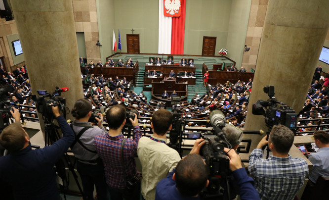  Zakaz wstępu do Sejmu za fotografowanie bosej stopy