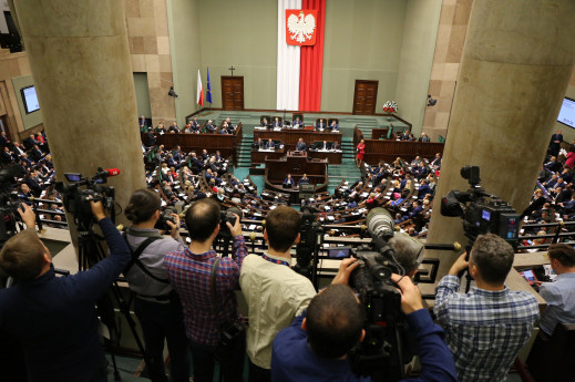 Zakaz wstępu do Sejmu za fotografowanie bosej stopy