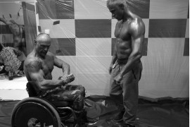 fot. Piotr Tracz<br></br><br></br> Mariusz Kupczak urodził się z mózgowym porażeniem dziecięcym, zanikiem mięśni oraz prawostronnym niedowładem kończyn. Na co dzień porusza się na wózku inwalidzkim, mimo tego postanowił zostać... zawodowym kulturystą. Prócz intensywnych treningów siłowych, uprawianie tego sportu wiąże się z wielomiesięczną, kosztowną i rygorystyczną dietą. Jak sam mówi, ten trud się opłaca. Jest wielokrotnym Mistrzem Polski, w 2017 roku zdobył Mistrzostwo Europy, a także Mistrzostwo Świata, po czym zakończył karierę. Jednak w 2019 roku powrócił do treningów i startów w zawodach. Jak mówi, uprawianie kulturystyki pomaga mu przezwyciężyć depresję, z którą od lat się zmaga.
