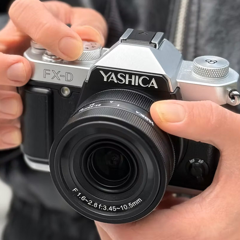 Yashica FX-D 100 i FX-D 300 - nadchodzą nowe cyfrówki w stylu