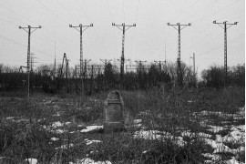 Projekt dokumentalny. Autor: Michał Patroń, magazyn „Obscurny”
Cykl fotografii realizowany na terenach byłego Generalnego Gubernatorstwa, inspirowany przewodnikiem turystycznym „Das Generalgouvernement” wydawnictwa Karla Baedekera. Książka została opublikowana na polecenie generalnego gubernatora Hansa Franka w 1943 roku z przeznaczeniem dla będących na urlopie żołnierzy Wehrmachtu, rodzin odwiedzających groby wojenne oraz niemieckich biznesmenów, dla których właśnie te ziemie okupowanej Polski były swoistym eldorado. Oprócz funkcji informacyjnych przewodnik pełnił rolę propagandową z celowym pominięciem informacji o rozgrywającym się przede wszystkim tutaj Holokauście. Zdjęcia przedstawiają współczesny obraz gett, miejsca masowych egzekucji – cmentarze żydowskie i inne ważne lokalizacje związane z realizacją planu tzw. ostatecznego rozwiązania kwestii żydowskiej. Zgromadzony materiał stanowi moje osobiste uzupełnienie do nazistowskiego bedekera.