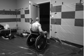 fot. Piotr Tracz<br></br><br></br> Mariusz Kupczak urodził się z mózgowym porażeniem dziecięcym, zanikiem mięśni oraz prawostronnym niedowładem kończyn. Na co dzień porusza się na wózku inwalidzkim, mimo tego postanowił zostać... zawodowym kulturystą. Prócz intensywnych treningów siłowych, uprawianie tego sportu wiąże się z wielomiesięczną, kosztowną i rygorystyczną dietą. Jak sam mówi, ten trud się opłaca. Jest wielokrotnym Mistrzem Polski, w 2017 roku zdobył Mistrzostwo Europy, a także Mistrzostwo Świata, po czym zakończył karierę. Jednak w 2019 roku powrócił do treningów i startów w zawodach. Jak mówi, uprawianie kulturystyki pomaga mu przezwyciężyć depresję, z którą od lat się zmaga.