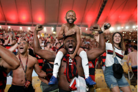 fot. Silvia Izquierdo / Associated Press, "Cheering the Goal". 2. nagroda w kategorii Sport<br></br><br></br> Kibice brazylijskiej drużyny piłkarskiej Flamengo cieszą się po zdobyciu gola przez Gabriela Barbosę, który dał prowadzenie drużycie w meczu finałowym Copa America.