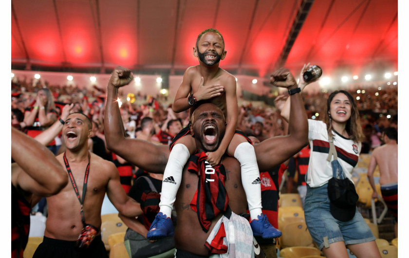 fot. Silvia Izquierdo / Associated Press, Cheering the Goal. 2. nagroda w kategorii Sport Kibice brazylijskiej drużyny piłkarskiej Flamengo cieszą się po zdobyciu gola przez Gabriela Barbosę, który dał prowadzenie drużycie w meczu finałowym Copa America.