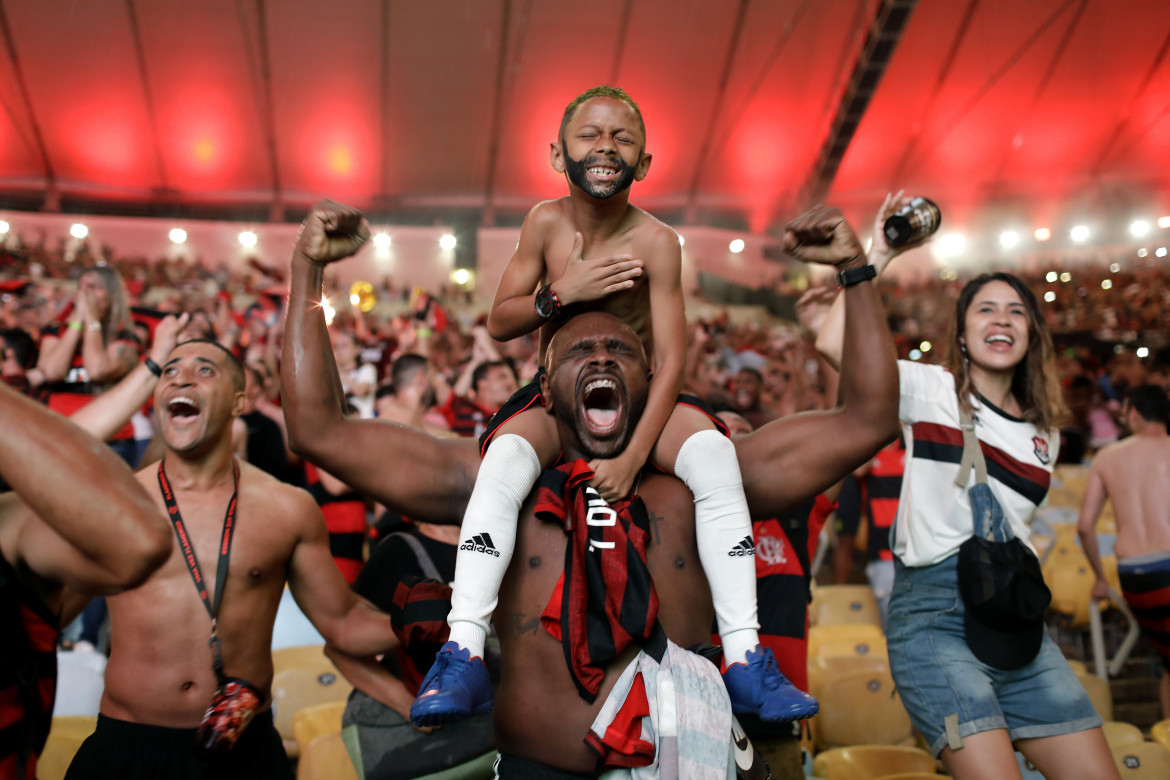 fot. Silvia Izquierdo / Associated Press, "Cheering the Goal". 2. nagroda w kategorii Sport<br></br><br></br> Kibice brazylijskiej drużyny piłkarskiej Flamengo cieszą się po zdobyciu gola przez Gabriela Barbosę, który dał prowadzenie drużycie w meczu finałowym Copa America.
