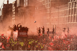 fot. Oli Scarff / Agence France-Presse, "Liverpool Champions League Victory Parade". 3. nagroda w kategorii Sport<br></br><br></br>Kibice Liverpoolu cieszą się po wygranej nad Tottenham Hotspur w meczu finałowym UEFA Champions League. Według danych policji, tego wieczora na ulice miasta wyszło około 750 tys. osób.