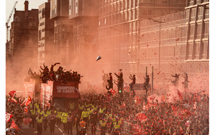 fot. Oli Scarff / Agence France-Presse, Liverpool Champions League Victory Parade. 3. nagroda w kategorii SportKibice Liverpoolu cieszą się po wygranej nad Tottenham Hotspur w meczu finałowym UEFA Champions League. Według danych policji, tego wieczora na ulice miasta wyszło około 750 tys. osób.